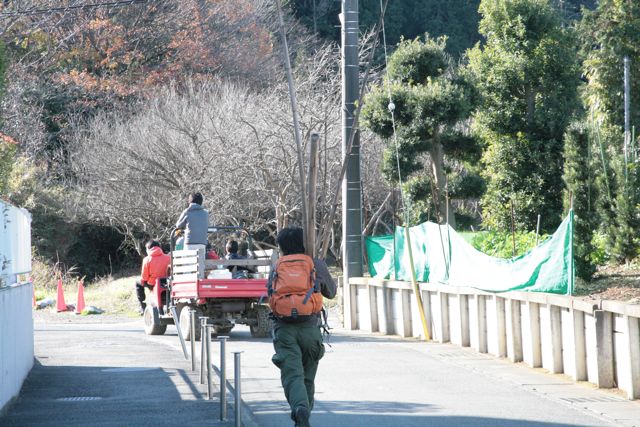 谷戸カーと竹を自力で運ぶ隊員の写真